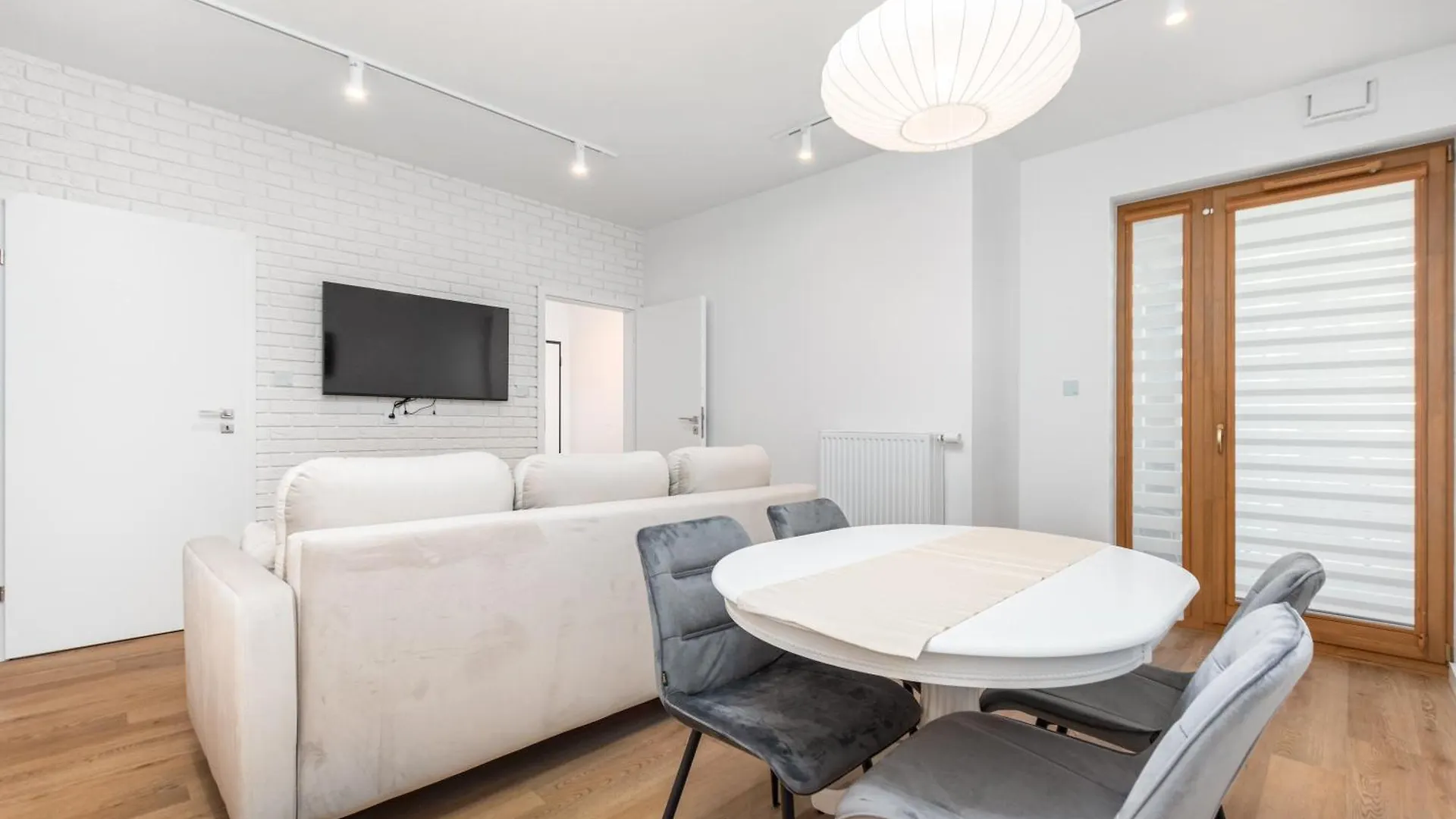 Przy Torach 3 By Homeprime Warsaw Apartment